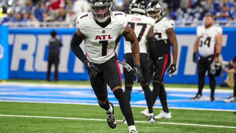Jeff Okudah warms up before Falcons game vs. Lions.