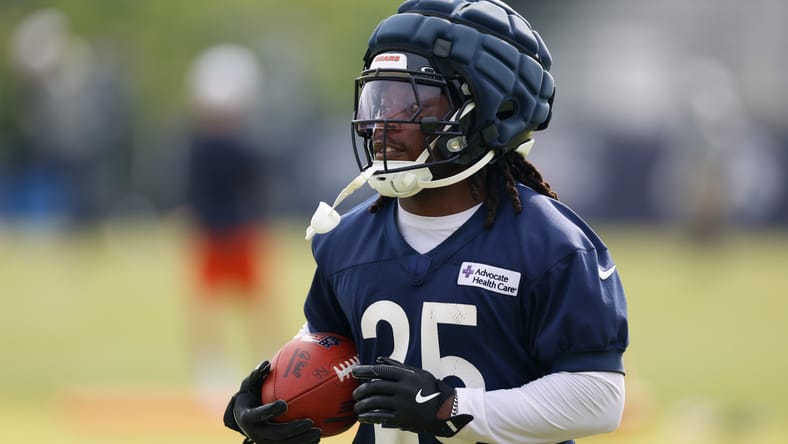 Nahshon Wright runs with ball during Bears training camp.