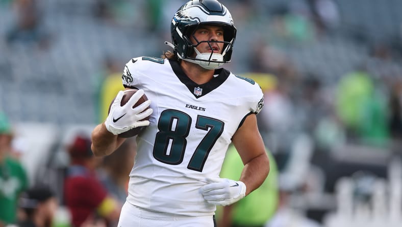 Former Vikings TE Nick Muse warms up with Eagles before preseason game vs. Bengals.