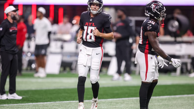 Kirk Cousins warms up before the Falcons’ preseason game against the Titans.