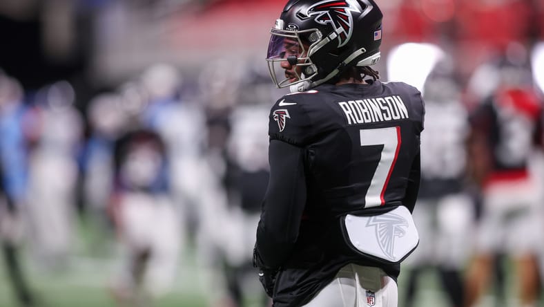 Bijan Robinson warms up before facing the Titans at Mercedes-Benz Stadium.
