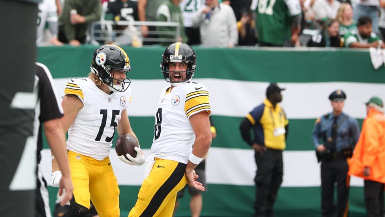 Ben Skowronek celebrates a touchdown with Aaron Rodgers against the Jets. Rodgers lived in the Vikings rumor mill in 2025. 