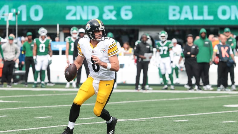 Aaron Rodgers prepares to throw during the Steelers’ game against the Jets.