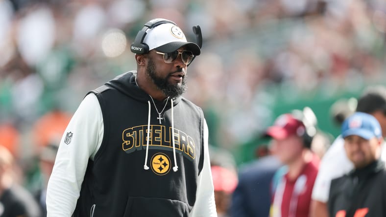 Mike Tomlin reacts on sideline during Steelers game against Jets, 2025.