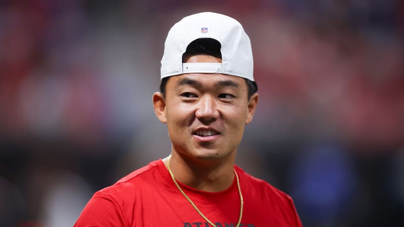 Younghoe Koo on the field during Falcons preseason game.