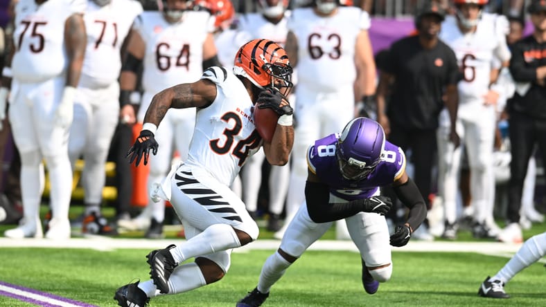 Jeff Okudah defends Samaje Perine run during Vikings-Bengals game, 2025.