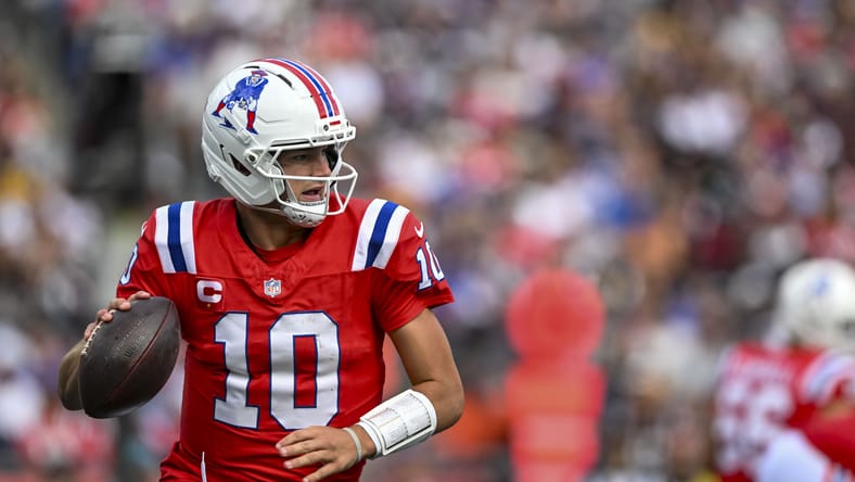 Drake Maye during Patriots third-quarter action vs Vikings at Gillette Stadium, 2025.