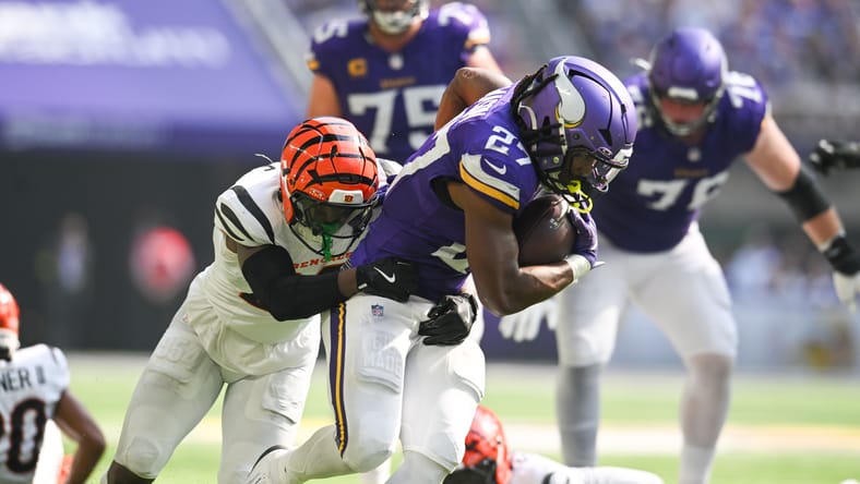 Jordan Mason tackled by Bengals safety Jordan Battle.