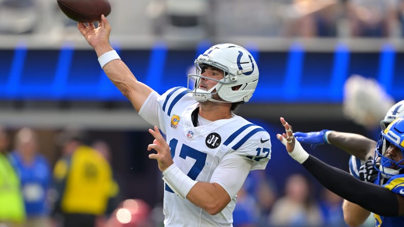 Daniel Jones passes during second-half action against Rams at SoFi Stadium.