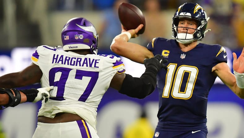 Vikings DT Javon Hargrave pressures Chargers QB Justin Herbert in 2025