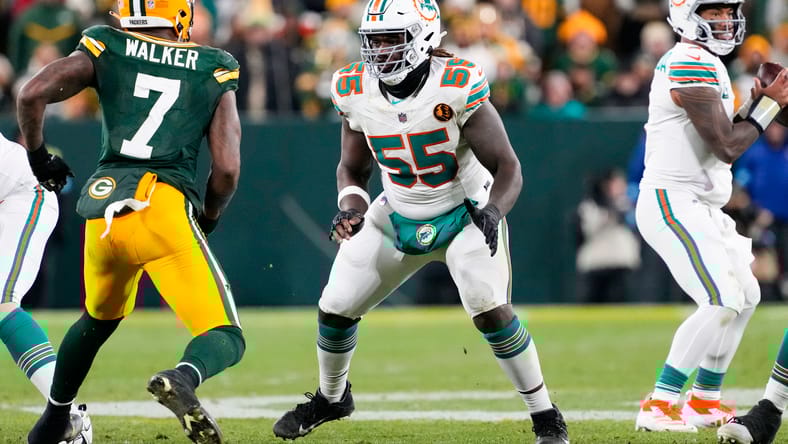 Aaron Brewer on field for Dolphins during game against Packers.