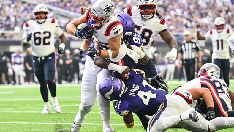 Efton Chism III scores as Kobe King and Alex Williams attempt to tackle during the Vikings’ preseason game.