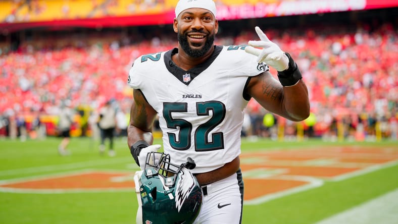 Za’Darius Smith gestures to fans before the Eagles-Chiefs game at Arrowhead Stadium.