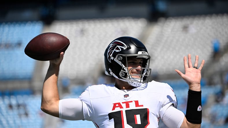 Kirk Cousins warms up before Falcons matchup with Panthers in Charlotte.