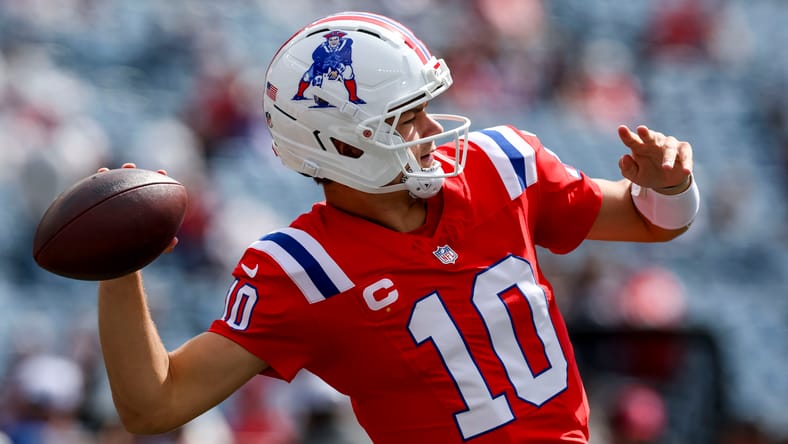 Drake Maye warms up before the Patriots-Steelers game at Gillette Stadium.
