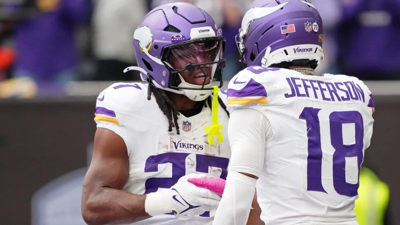 Jordan Mason celebrates a touchdown with Justin Jefferson in London against the Browns.
