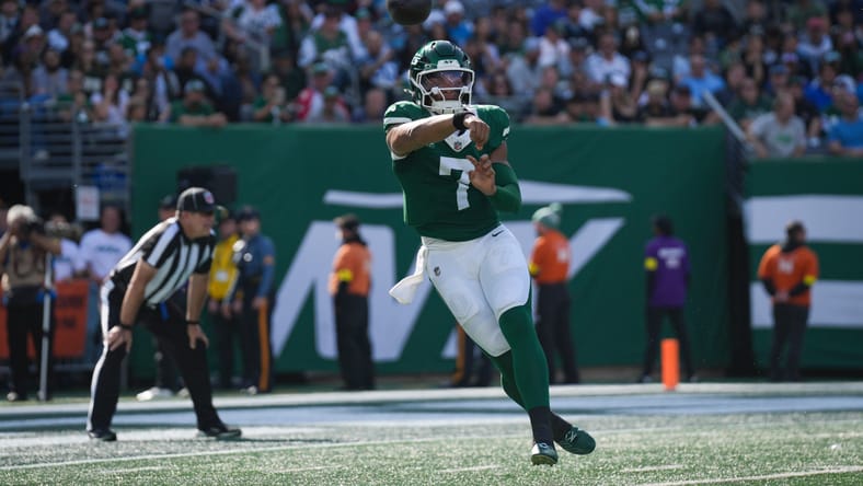 Justin Fields throws a pass during the Jets’ home game against the Panthers at MetLife Stadium in East Rutherford.