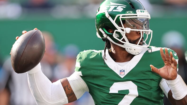 Tyrod Taylor throws a pass during the Jets’ third-quarter drive against the Panthers at MetLife Stadium.