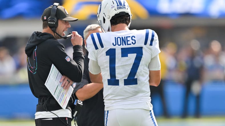 Daniel Jones and Shane Steichen talk on the sideline during the Colts’ matchup against the Chargers at SoFi Stadium.