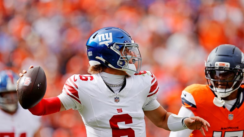 Jaxson Dart makes a pass during the Giants’ road game against the Broncos at Mile High.