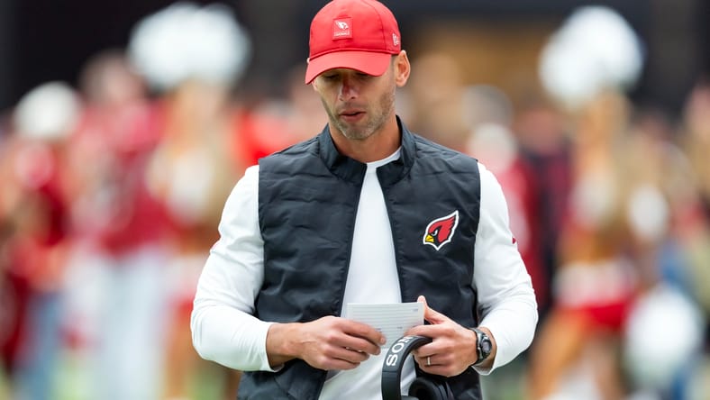 Jonathan Gannon reacts on the sideline during the Cardinals’ home game against the Packers at State Farm Stadium in Glendale.