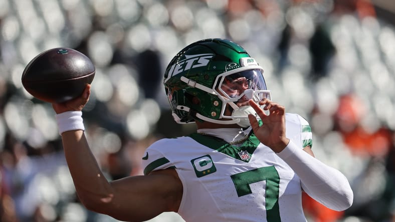 On October 26, 2025, in Cincinnati, Ohio, New York Jets quarterback Justin Fields went through warmups before kickoff against the Cincinnati Bengals at Paycor Stadium. The pregame session featured Fields refining his footwork and timing with receivers as he prepared to lead New York’s offense in a crucial late-October road matchup. Mandatory Credit: Joseph Maiorana-Imagn Images.
