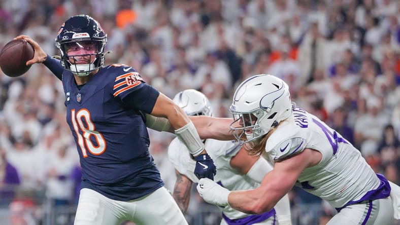 Caleb Williams and Andrew Van Ginkel in 2024. Vikings vs. Bears.