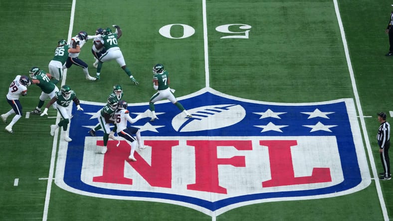 Jets QB Justin Fields in London in 2025