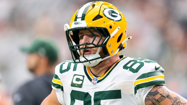 Tucker Kraft prepares for a snap during the Packers’ road game against the Cardinals at State Farm Stadium.