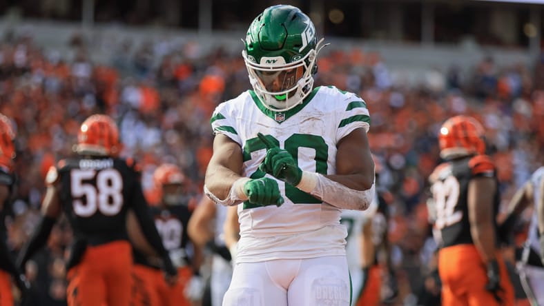 Jets running back Breece Hall celebrates after a key fourth-quarter play versus the Bengals in Cincinnati.
