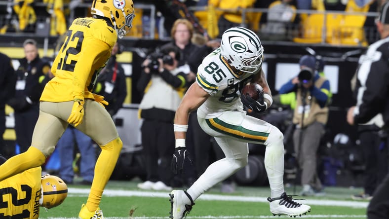Tucker Kraft runs for a fourth-quarter touchdown against the Steelers at Acrisure Stadium in Pittsburgh.