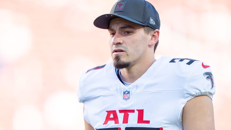 Parker Romo warms up on the field before the Falcons’ matchup with the 49ers at Levi’s Stadium.