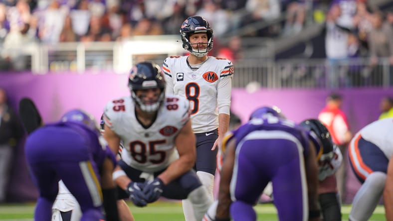 Cairo Santos prepares for a field goal attempt against the Vikings.