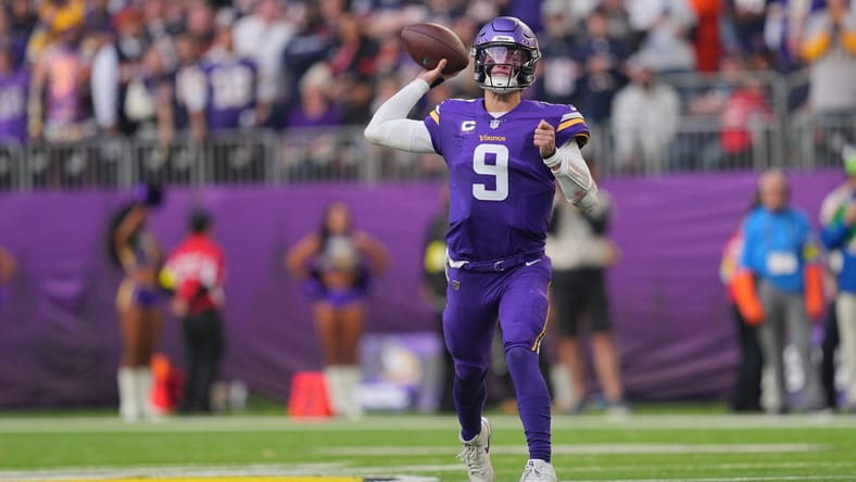 J.J. McCarthy throws downfield against the Bears in the fourth quarter.