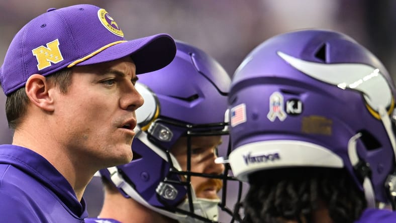 Kevin O’Connell talks with Ty Chandler before a Vikings home game