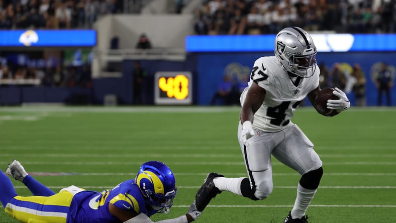 Sincere McCormick runs with the ball against the Rams at SoFi Stadium.