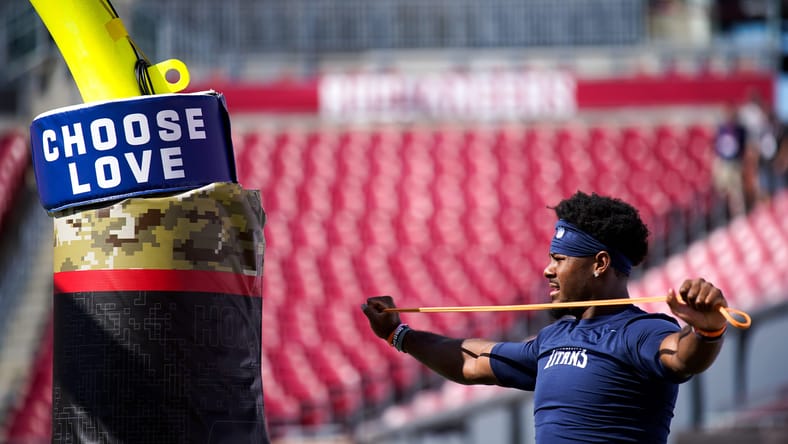 Malik Willis warms up before a Titans game in Tampa.