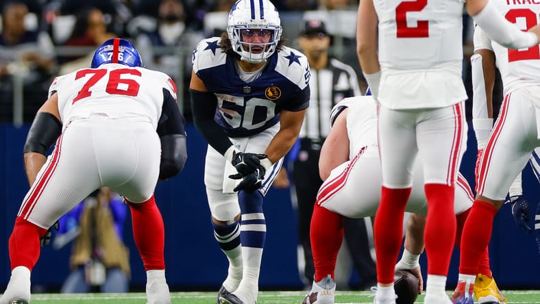 Cowboys linebacker Eric Kendricks lines up on defense against the Giants. Eric Kendricks 49ers debut MNF.