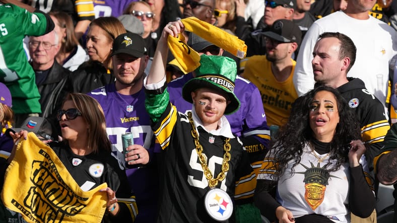 Steelers fans in London against the Vikings