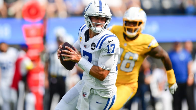 Daniel Jones prepares to throw early against the Chargers.