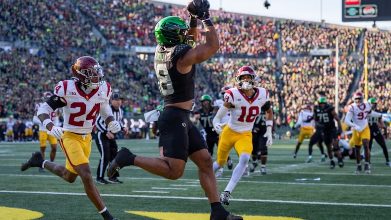 Kenyon Sadiq catches a touchdown pass for Oregon in the end zone at Autzen Stadium. Vikings draft big board 2026