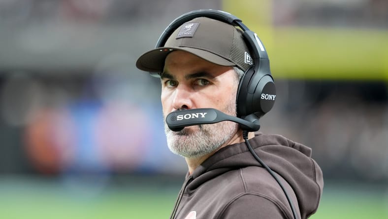 Kevin Stefanski stands on the sideline during a Browns road game.