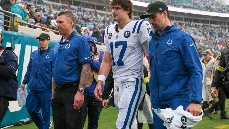 Daniel Jones leaves the field after being injured.