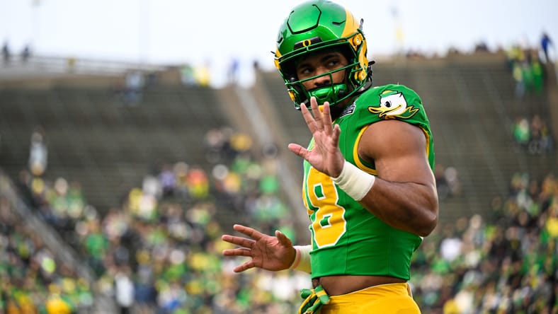 Oregon tight end Kenyon Sadiq stands on the sideline before a game against James Madison at Autzen Stadium. Vikings draft pick