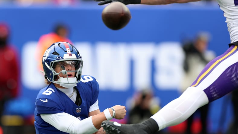 Giants quarterback Jaxson Dart throws a pass against the Vikings