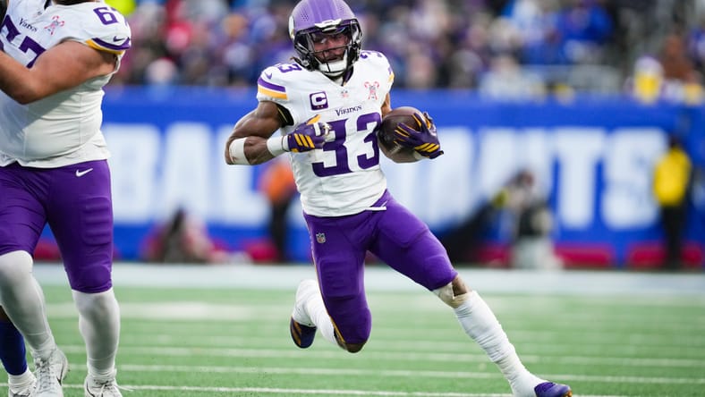 Vikings running back Aaron Jones Sr. carries the ball against the Giants
