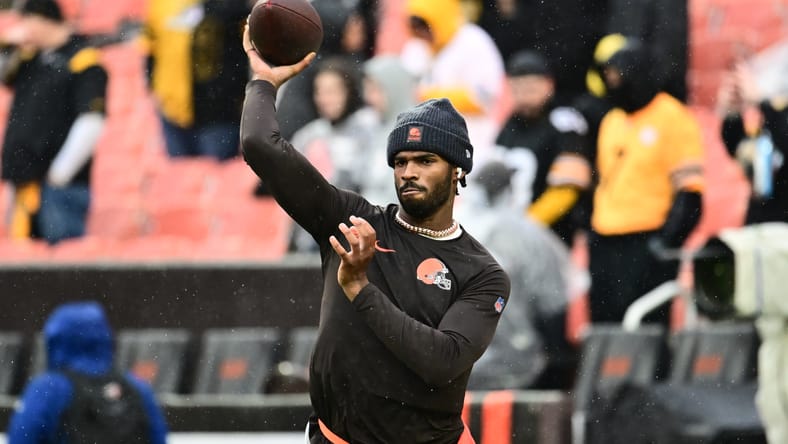 Shedeur Sanders warms up before a Browns game against the Steelers.