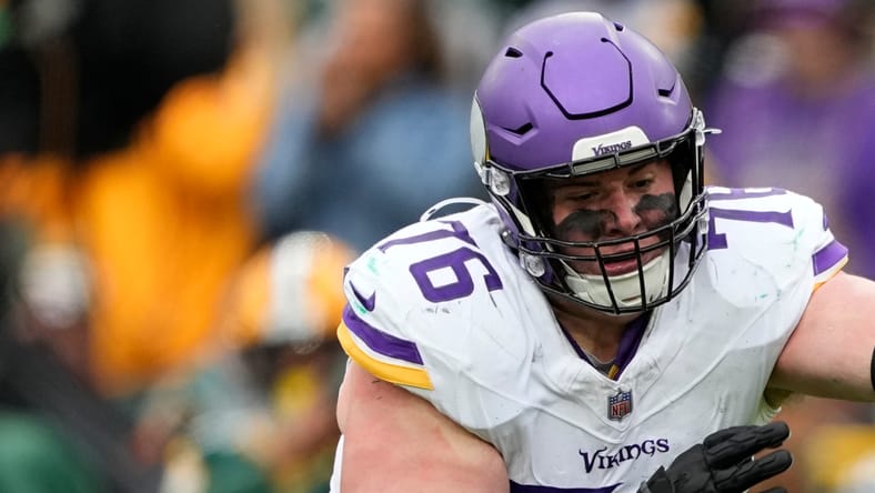 Micah Parsons beats Will Fries around the edge at Lambeau Field.