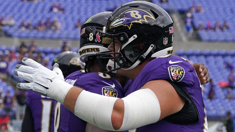Ravens players Lamar Jackson & Tyler Linderbaum in 2023