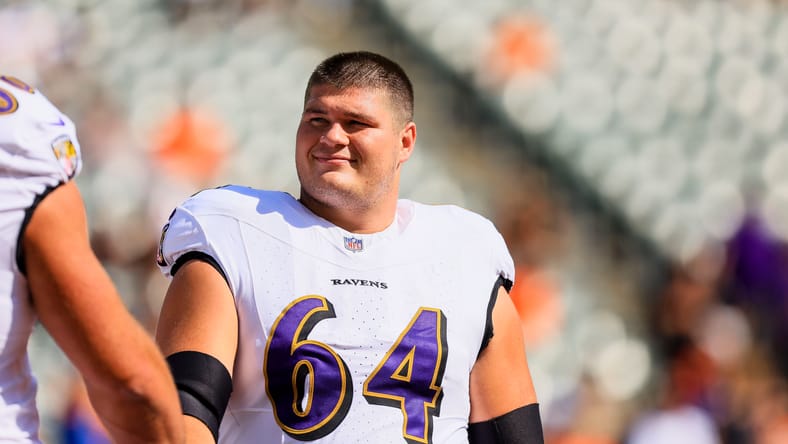 Ravens center Tyler Linderbaum warming up before a game.